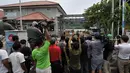 Para awak media saat mengambil gambar di gerbang Dermaga Wijapura, Cilacap, Jawa Tengah, Minggu (8/3/2015). (Liputan6.com/Johan Tallo)