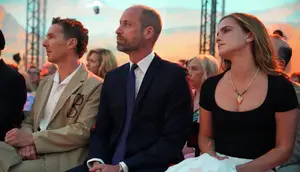 Gaya Emma Watson Saat Bersebelahan dengan Pangeran William, Liontin Hati Jadi Statement