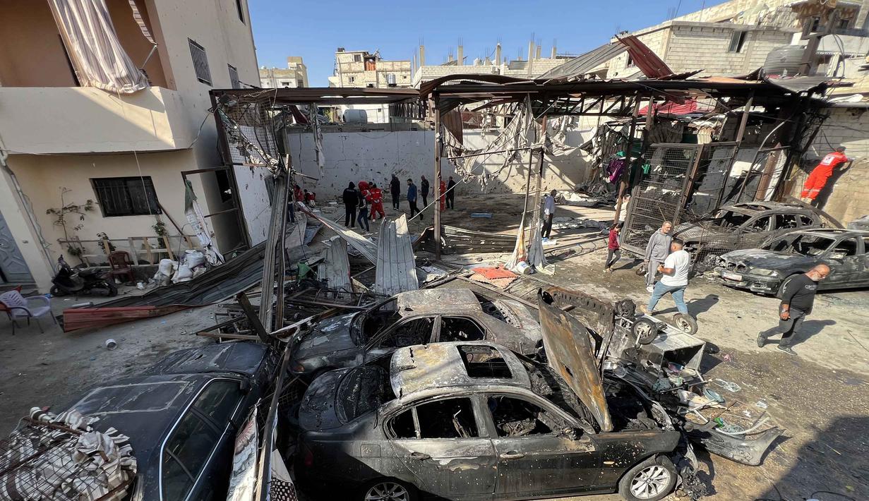 Sedikitnya 13 orang tewas dan melukai beberapa lainnya. Tampak dalam foto, orang-orang memeriksa kerusakan akibat serangan Israel di kamp pengungsi Palestina Ain al-Hilweh, dekat Sidon di selatan Lebanon, pada Rabu 19 November 2025. (Mahmoud ZAYYAT/AFP)