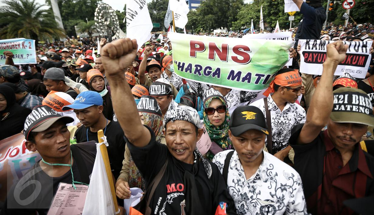 Ribuan orang dari Forum Honorer Kategori 2 (FHK2I) menyuarakan orasi mereka di depan Istana Merdeka, Jakarta, Rabu (10/2). Guru honorer dari seluruh Indonesia itu menuntut Pemerintah agar mengangkat mereka sebagai PNS. (Liputan6.com/ Faizal Fanani)
