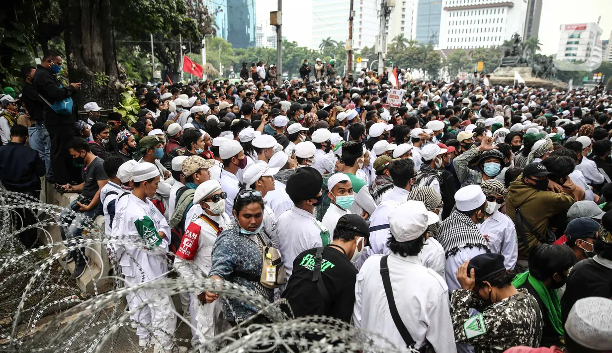 Massa aksi menolak omnibus law saat unjuk rasa di area sekitar Patung Kuda, Jakarta Pusat, Selasa (13/10/2020). Massa mulai berdatangan sejak pukul 11.10 WIB.  Kedatangan massa seiring dengan mobil komando aksi yang juga tiba di lokasi. (Liputan6.com/Faizal Fanani)
