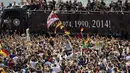 Kemenangan Timnas Jerman disambut ratusan ribu suporter yang berkerumun di sepanjang sungai Spree di pusat kota Berlin, (15/7/2014). (REUTERS/Steffi Loos)