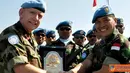 Citizen6, Lebanon Selatan: Sebagai akhir kegiatan kunjungan Komandan Satgas Indobatt memberikan cinderamata berupa plakat lambang Satuan dan baju batik sebagai kenang-kenangan kepada DFC dan COS UNIFIL. (Pengirim:Badarudin Bakri)