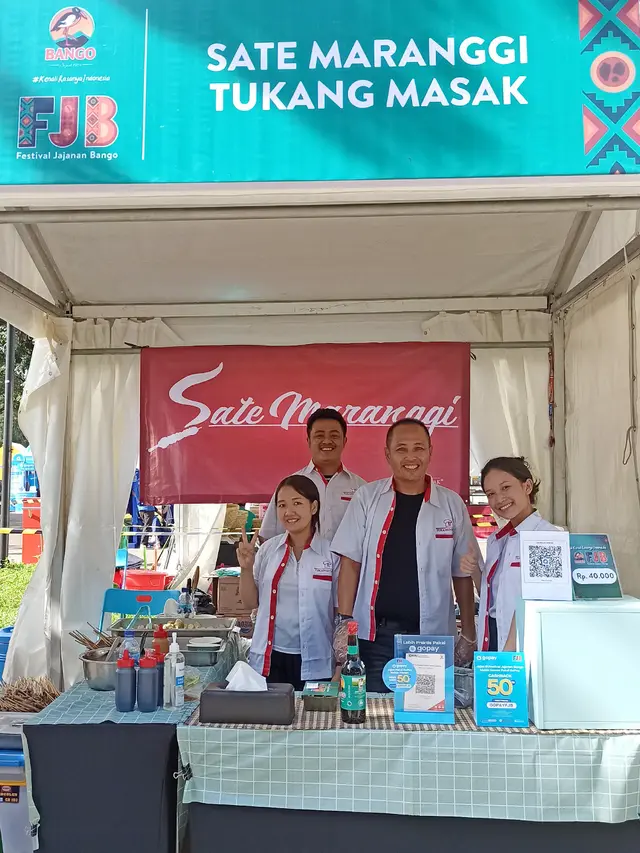 Enrico (baju hitam), pemilik Sate Maranggi Tukang Masak