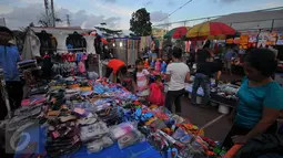 Pedagang menyiapkan barang dagangan jelang pasar malam di Petamburan, Jakarta, Selasa (10/1). Pasar malam menjadi alternatif belanja golongan menengah ke bawah. (Liputan6.com/Angga Yuniar)