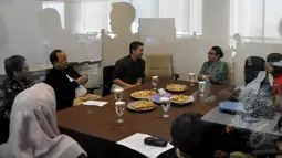 Menteri Pemberdayaan Perempuan dan Perlindungan Anak Yohana Susana Yembise melakukan kunjungan ke kantor Liputan6.com, Jakarta, Senin (19/5/2015). Yohana terlihat berdiskusi dengan redaksi liputan6.com. (Liputan6.com/JohanTallo)