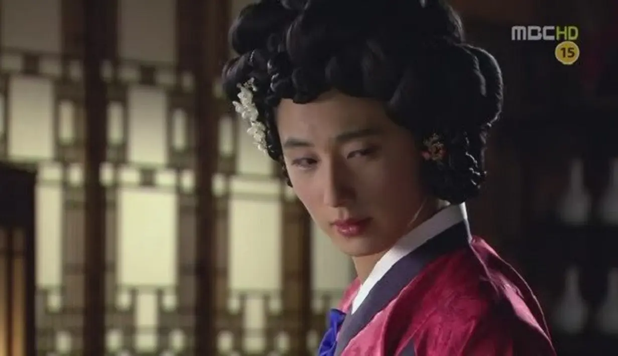 Saat bermain di drama Moon River, Jung Il Woo terlihat begitu cantik saat memakai hanbok. Bagaimana menurut kalian penampilan Jung Il Woo di Moon River? Cantik bukan? (Foto: soompi.com)