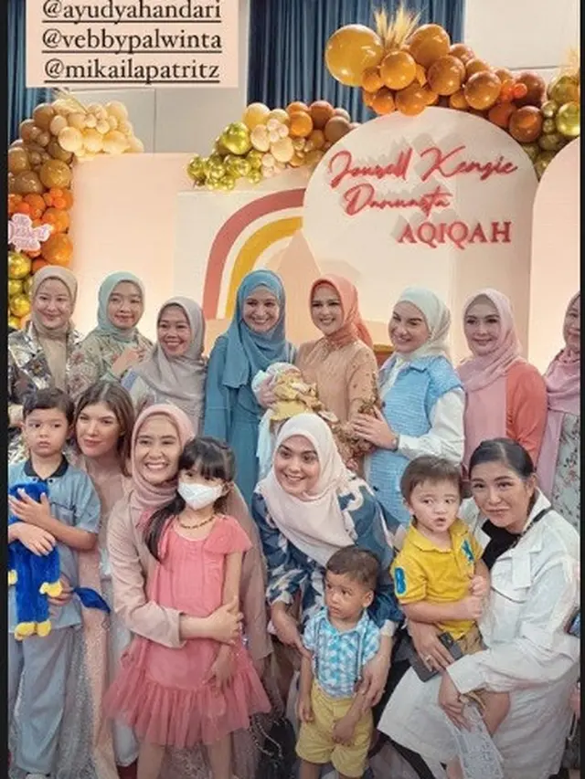 Cut Meyriska dan Roger Danuarta mengadakan akikah untuk anak kedua mereka, Jourell Kenzie Danuarta (Foto: Instagram @_irishbella_)