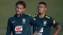 Striker Brasil, Neymar bersama Gabriel Jesus, mendengar arahan pelatih saat latihan di Granja Comary, Rio de Janeiro, Selasa (22/5/2018). Latihan ini merupakan persiapan jelang Piala Dunia 2018. (AFP/Mauro Pimentel)