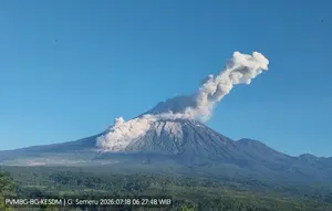 Semeru Erupsi 1.000 Meter, Wisatawan Diimbau Waspada