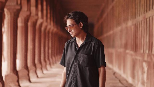 FOTO: Gaya Santai Adipati Dolken Saat Asik Berlibur