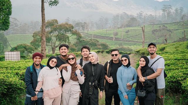 8 Potret Geng Artis Irish Bella Piknik di Bandung, Romantis Bareng Pasangan