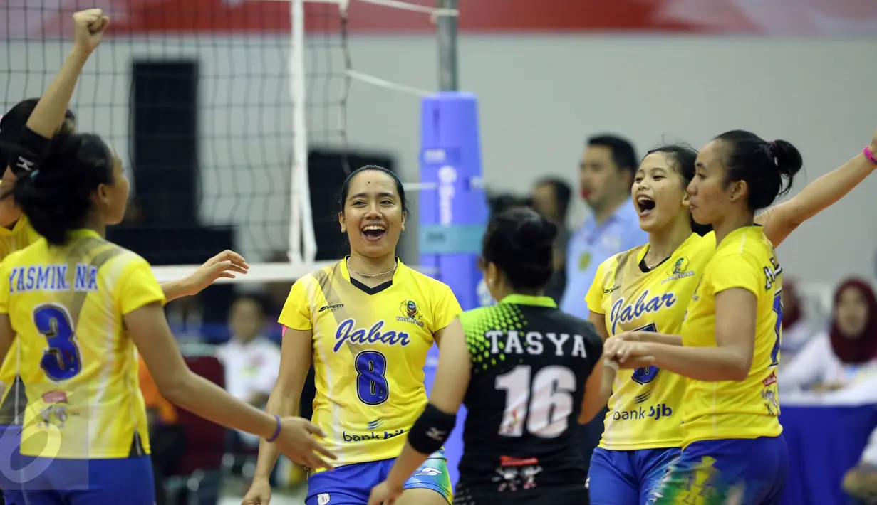 Pevoli putri Jawa Barat, Komang Bumi Rekta (tengah) bersorak saat laga melawan Kaltim di fase grup Y PON XIX Jabar di Gelora Sabilulungan, Kab Bandung, Rabu (21/9). Tim Jabar unggul tiga set (25-14, 25-16, 25-10). (Liputan6.com/Helmi Fithriansyah)