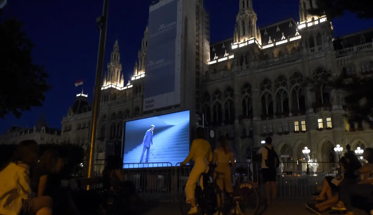 Para penonton menyaksikan opera Fidelio karya Beethoven dalam kotak-kotak terpisah selama Festival Film di Rathausplatz, Wina, Austria (4/7/2020). Festival Film di Rathausplatz, Wina, tahun ini dibuka pada Sabtu (4/7). (Xinhua/Guo Chen)
