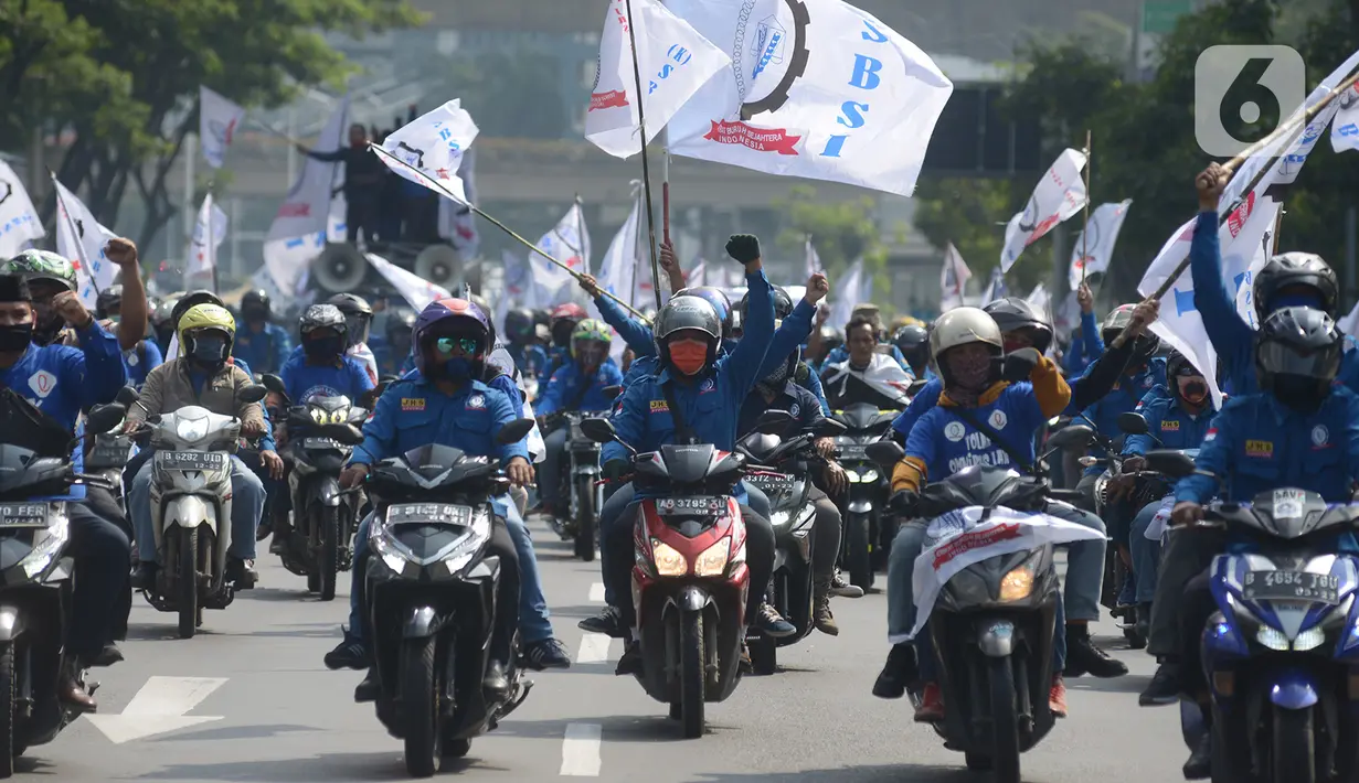 Massa dari elemen Serikat Buruh Sejahtera Indonesia (SBSI) dengan membawa atribut menuju gedung DPR/MPR, Jakarta, Kamis (8/10/2020). Mereka berencana demonstrasi di depan gedung DPR menolak pengesahan Omibus Law atau Undang-undang Cipta Kerja. (merdeka.com/Imam Buhori)