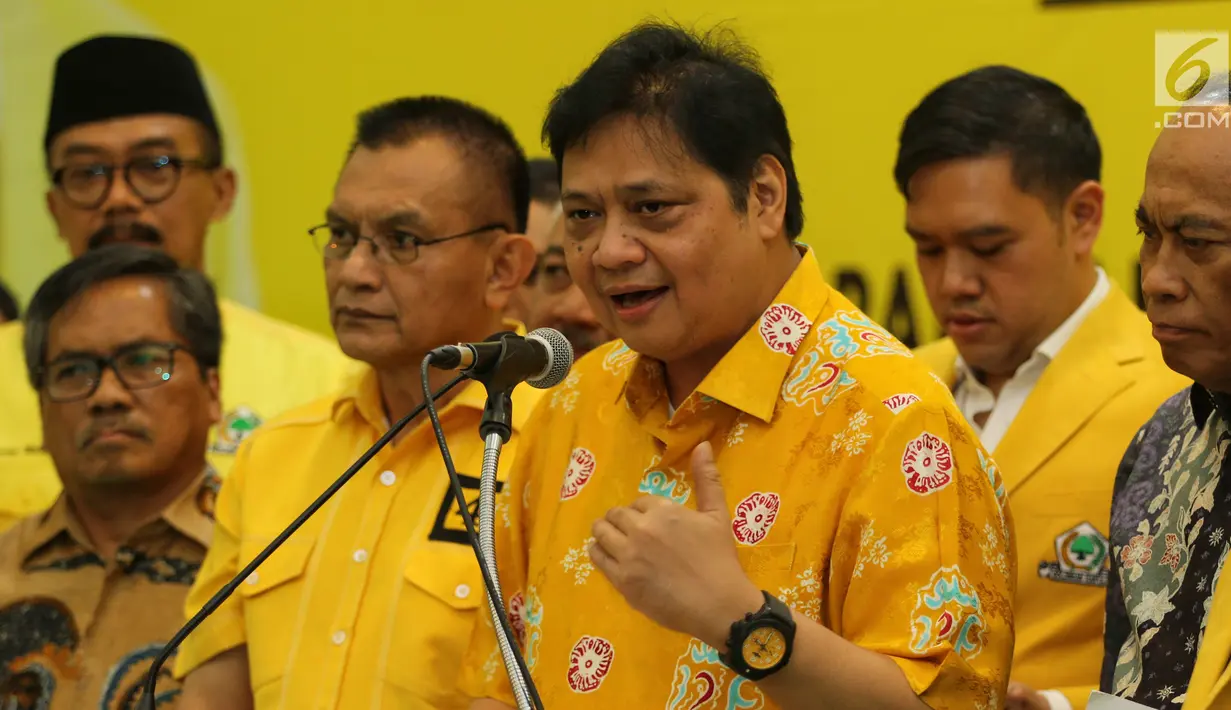Ketum Partai Golkar Airlangga Hartarto bersama sejumlah pengurus membuka diskusi BALITBANG Partai Golkar di Jakarta, Kamis (14/2). Airlangga menilai pembangunan infrastruktur yang dilakukan Presiden Joko Widodo sudah tepat. (Liputan6.com/JohanTallo)