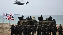 Marinir Korea Selatan berbaris di pantai setelah latihan pendaratan amfibi selama latihan bersama Cobra Gold di pesisir provinsi Chonburi Thailand pada 3 Maret 2023. Latihan militer terlama di Asia Tenggara ini telah menjadi kesempatan bagi AS, Thailand, dan negara-negara peserta lainnya untuk berbagi manuver dan taktik medan perang serta melatih teknologi dan peralatan baru sejak 1982. (AFP/Lillian Suwanrumpha)