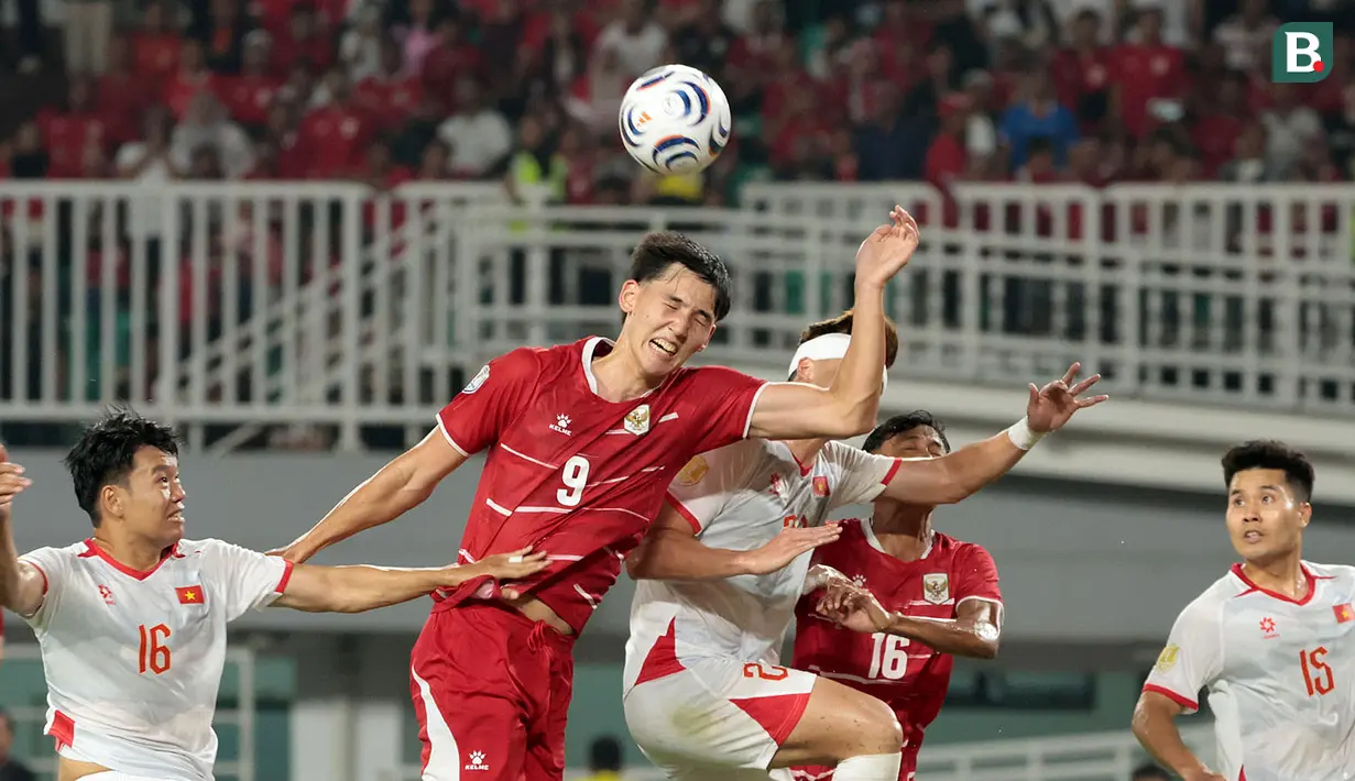 Penyerang Timnas Indonesia, Mitchell Baker (9), berduel udara dengan para pemain Vietnam pada laga ketiga Grup A Piala AFF 2026 di Stadion Pakansari, Bogor, Senin (3/8/2026) malam WIB. Mitchell Baker beberapa kali menjadi target umpan lambung skuad Garuda, namun gagal membawa Timnas Indonesia mencetak gol dalam laga yang berakhir dengan kekalahan 0-3 dari Vietnam. (Kapanlagi.com/Budy Santoso)