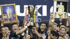 Teerasil Dangda dan rekan-rekannya mengangkat trofi AFF 2016 usai mengalahkan Indonesia 2-0. (Bola.com/Vitalis Yogi Trisna)