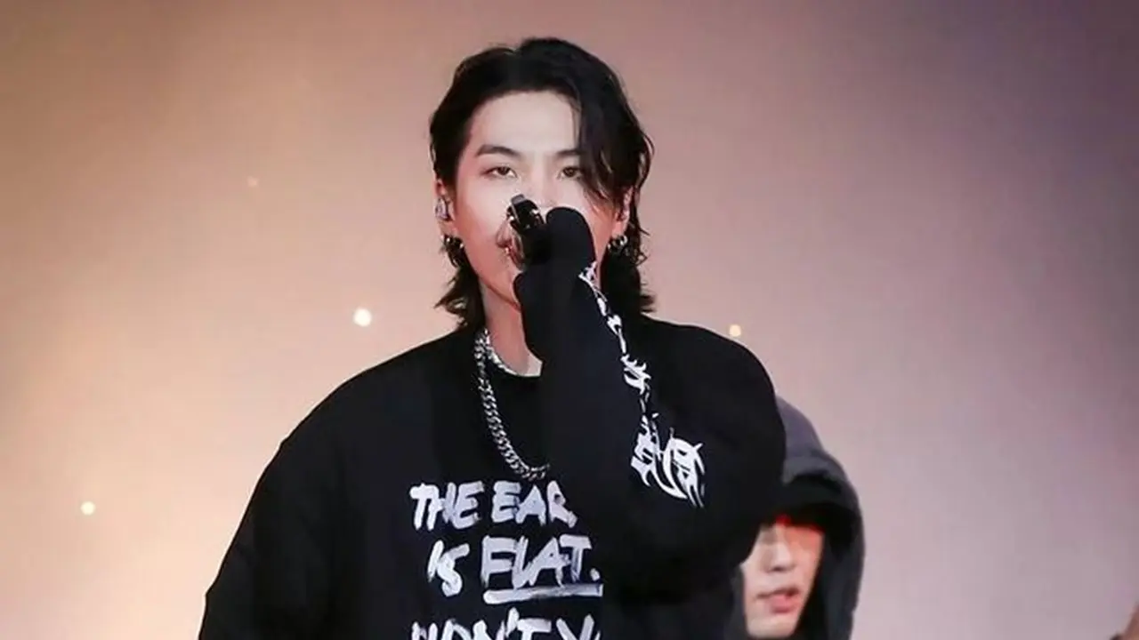 Segera Konser di Indonesia, Ini Gaya Santai Suga BTS saat Manggung