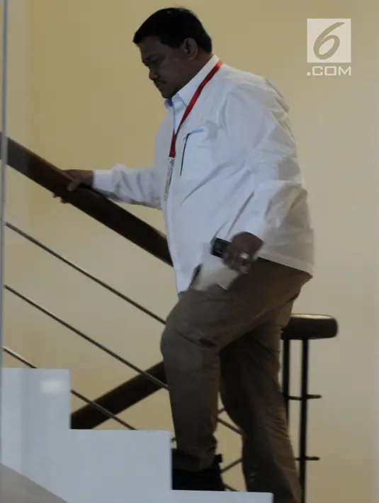 Bupati Labuhanbatu Utara Khairuddin Syah Sitorus menaiki tangga bersiap menjalani pemeriksaan di gedung KPK, Jakarta, Senin (20/8 Khaerudin Sitorus diperiksa terkait suap APBN-P tahun 2018. (Merdeka.com/Dwi Narwoko)