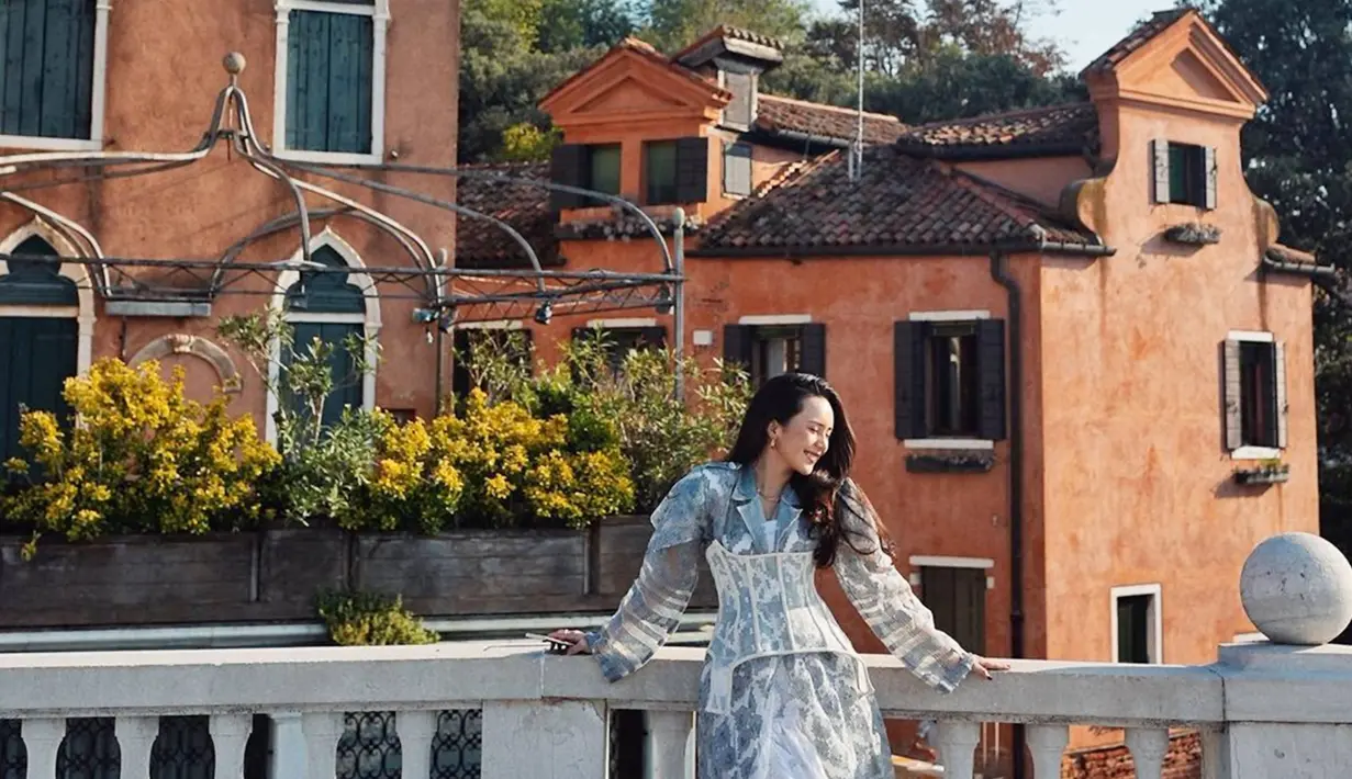 Sudah berada di Italia sejak satu minggu belakangan untuk mengadiri acara gadget, kini Beby Tsabina mengisi waktu luangnya sambil jalan-jalan ke Kota Terapung yang paling terkenal di dunia yaitu Kota Venesia. Berlatar belakang pemandangan bangunan-bangunan indah, penampilan Beby Tsabina ini menuai banyak pujian.  (Liputan6.com/IG/@bebytsabina)