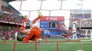 Pemain Atletico Madrid, Jorge "Koke" Resurrecion (tengah) merayakan golnya ke gawang Granada CF pada lanjutan La Liga Spanyol di Stadion Vicente Calderon, Madrid (17/4/2016) malam WIB. (REUTERS/Sergio Perez)