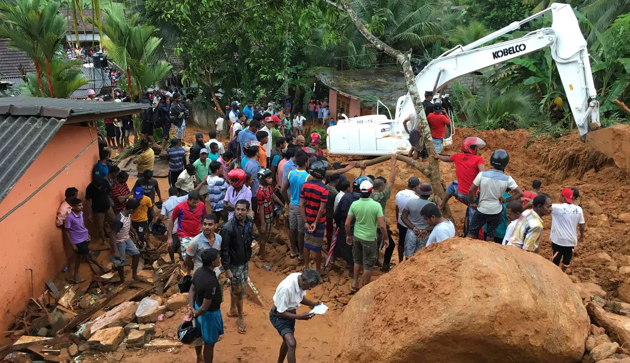 Ekskavator dikerahkan untuk mencari korban di lokasi longsor di desa Bellana di distrik Kalutara, Sri Lanka, (26/5). Banjir dan longsor terjadi setelah hujan sangat lebat melanda sebagian besar wilayah Sri Lanka. (AP Photo / Eranga Jayawardena)