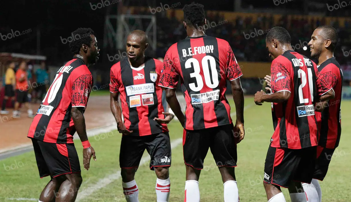 Para pemain Persipura merayakan gol yang dicetak James Koko Lomell ke gawang Persija pada laga Torabika Soccer Championship 2016 di Stadion Mandala, Jayapura, Jumat (29/4/2016). (Bola.com/Nicklas Hanoatubun)