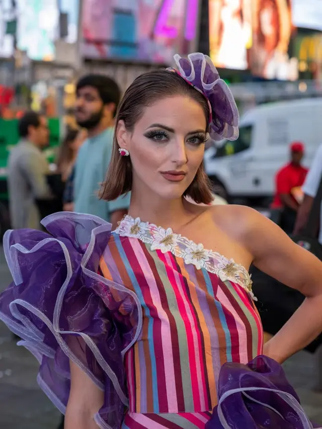 Foto-Foto Model Asing Pamerkan Batik Rancangan Novie Sasmita di New