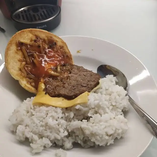 6 Potret Makan Burger Pakai Nasi Ini Nyeleneh, Orang Indonesia Banget