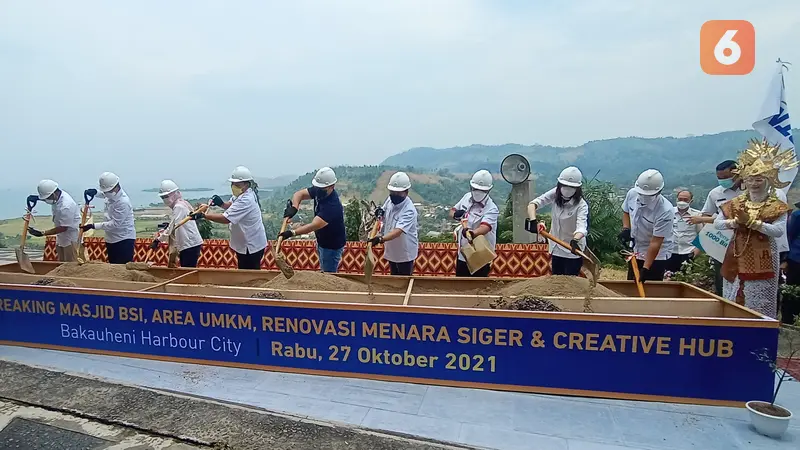 Wamen II BUMN Kartika Wirjoatmodjo Bersama Dirut PT ASDP Indonesia Ferry, Groundbreaking Pembangunan Bakauheni Harbour City Di Lampung. (Rabu, 27/10/2021). (Liputan6.com/Yandhi Deslatama).