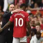 Manajer Manchester United Erik ten Hag (kiri) berbicara dengan Marcus Rashford (kanan) saat meninggalkan dalam pertandingan Liga Inggris melawan Arsenal di Old Trafford, Minggu, 4 September 2022. MU menang 3-1 atas Arsenal. (Oli SCARFF / AFP)