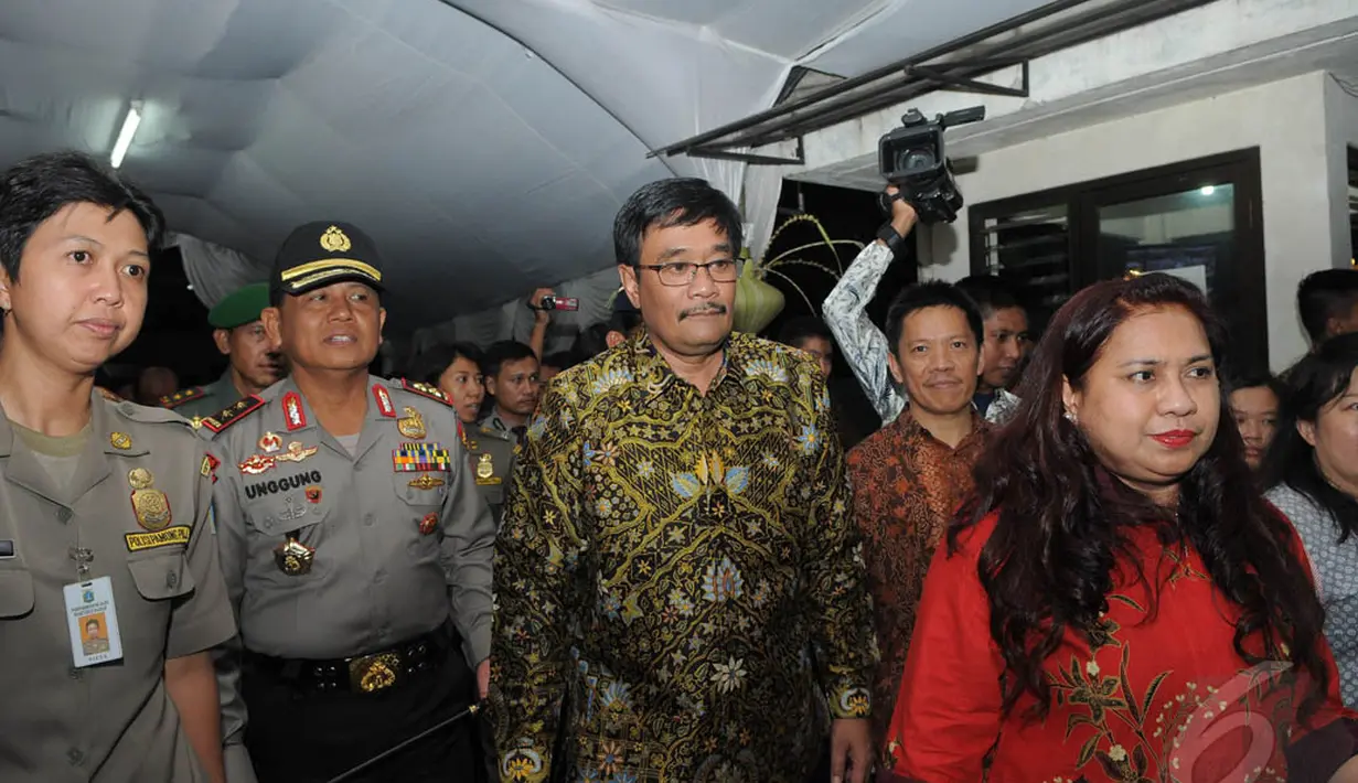 Wakil Gubernur DKI Jakarta Djarot Syaiful Hidayat saat meninjau secara langsung pelaksanaan misa malam Natal di Gereja Theresia, Rabu (24/12/2014). (Liputan6.com/Herman Zakharia)