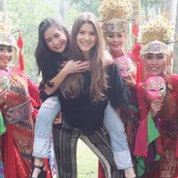 Prilly Latuconsina bersama Amanda Cerny. (Instagram - @prillylatuconsina96)