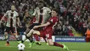 Bek Ajax  Amsterdam Calvin Bassey berebut bola dengan penyerang Liverpool Diogo Jota pada pertandingan kedua Grup A Liga Champions 2022/2023 di Stadion Anfield, Rabu (14/9/2022) dini hari WIB. Liverpool menang susah payah saat menjamu Ajax berkat gol menit akhir bek Joel Matip. (AP Photo/Rui Vieira)