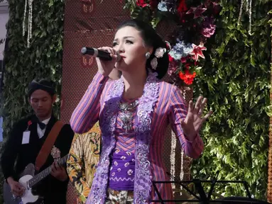 Vicky Shu bernyanyi dalam resepsi pernikahan putri Presiden Jokowi, Kahiyang Ayu dan Bobby Nasution di Gedung Graha Saba Buana, Solo, Rabu (8/11). Vicky Shu tampak gembira menghibur para tamu yang datang dengan bernyanyi. (Liputan6.com/Herman Zakharia)