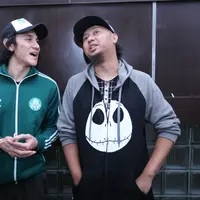 Tora Sudiro sedang ditahan di Polres Jakarta Selatan sejak Kamis (3/8/2017) pagi. Terlihat beberapa temannya berdatangan guna memberikan semangat pada Tora yang sedang terlibat kasus penyalahgunaan narkoba. (Adrian Putra/Bintang.com)