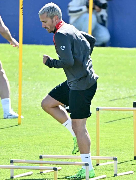 Sebelumnya, pada leg pertama perempat final Liga Champions 2025/2026, Los Rojiblancos berhasil membungkam publik Camp Nou dengan skor 2-0. Tampak dalam foto, penyerang Atletico Madrid asal Prancis, Antoine Griezmann, menghadiri sesi latihan menjelang pertandingan kedua perempat final Liga Champions 2025/26 melawan Barcelona di tempat latihan klub di Majadahonda, pinggiran kota Madrid, pada Senin 13 April 2026. (Javier SORIANO/AFP)