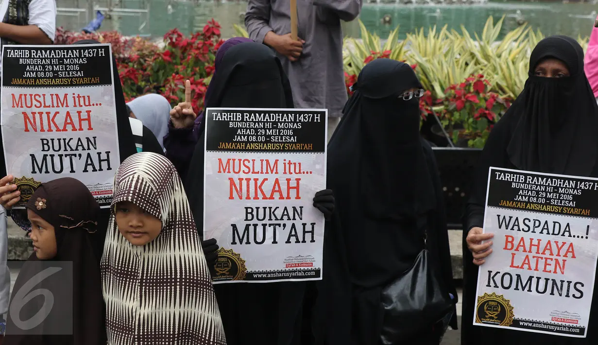 Sejumlah masa dari Jama'ah Ansharusy Syariah melakukan aksi Tarhib Ramadhan di Bundaran HI, Jakarta Pusat, Minggu (29/5). Aksi tersebut selain Tarhib Ramadhan mereka juga menolak ajaran syi'ah, Komunis dan kaum LGBT. (Liputan6.com/Herma Zakharia)