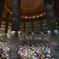 Umat muslim menjalankan Salat Tarawih pada bulan suci Ramadan di Masjid Istiqlal, Jakarta (16/05/2018) (Adek Berry / AFP)