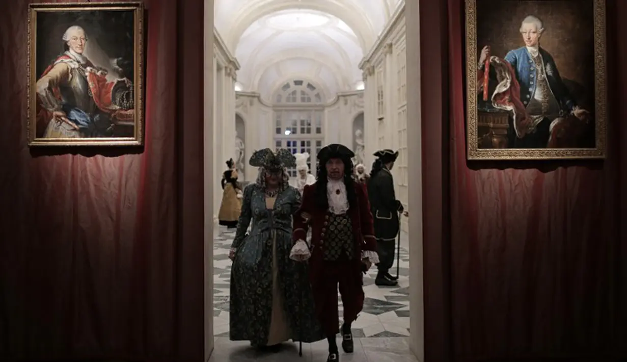 Orang-orang mengambil bagian dalam Nuit Royale, sebuah acara kostum abad kedelapan belas di Istana Venaria Reale, bekas kediaman kerajaan, Turin, Italia, Sabtu (3/10/2015). (AFP Photo/Marco Bertorello) 