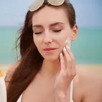 Perbedaan tinted dan physical sunscreen dari fungsi hingga hasil akhirnya, agar dapat memilih perlindungan kulit yang paling sesuai dengan kebutuhan. (Foto: gpointstudio/Freepik)