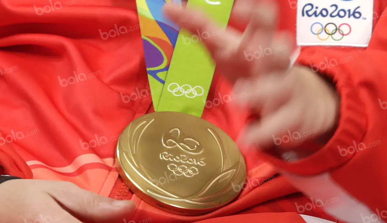 Medali emas bulutangkis Olimpiade Rio 2016 yang diraih Liliyana Natsir saat hadir dalam acara Liputan 6 SCTV di Studio SCTV, SCTV Tower, Jakarta, Kamis (25/8/2016). (Bola.com/Arief Bagus)