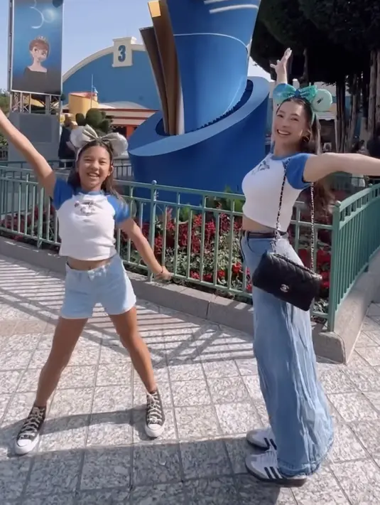 Jennifer Bachdim dan putrinya, Kiyomi Sue Bachdim pun kerap tampil stylish. Misalnya saja saat ke Disneyland, keduanya mengenakan t shirt crop top. @jenniferbachdim