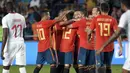 Para pemain Spanyol merayakan gol yang dicetak Alvaro Odriozola ke gawang Swiss pada laga persahabatan di Stadion La Ceramica, Vila-real, Minggu (3/6/2018). Kedua negara bermain imbang 1-1. (AFP/Jose Jordan)