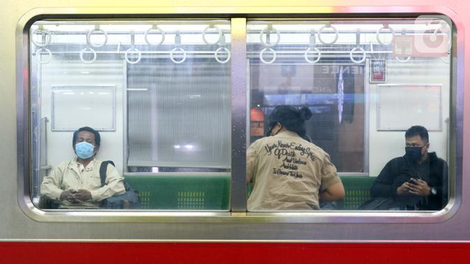 Penumpang KRL tujuan Bekasi menanti pemberangkatan di Stasiun Manggarai, Jakarta, Senin (13/4/2020). Seiring dengan pemberlakuan PSBB di DKI, PT KCI membatasi operasional KRL dari pukul 06.00 WIB hingga 18.00 WIB dengan jumlah penumpang 60 orang di setiap gerbongnya. (Liputan6.com/Helmi Fithriansyah