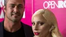 Penyanyi Lady Gaga (kanan) tampil mesra bersama kekasihnya Taylor Kinney dalam pemutaran perdana film " Rock the Kasbah " di New York, Senin (19/10/2015). Mereka telah bertunangan Februari lalu. (REUTERS/Lucas Jackson)