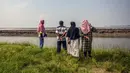 Semburan lumpur juga berdampak pada hilangnya lahan pertanian, kerusakan infrastruktur, polusi air dan udara, serta kesehatan warga sekitar. Ribuan rumah, bangunan fasilitas publik, sawah, tempat usaha, hingga pemakaman tenggelam tak bersisa dalam genangan lumpur Lapindo. (JUNI KRISWANTO/AFP)