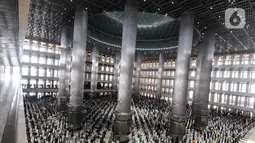 Umat Islam melaksanakan sholat Jumat pada minggu ketiga bulan Ramadhan 1442 Hijriah di Masjid Istiqlal, Jakarta, Jumat (30/4/2021). Sholat Jumat berjamaah dengan pembatasan jemaah 30 persen dari kapasitas di ruang sholat utama masjid dan menerapkan protokol kesehatan. (merdeka.com/Arie Basuki)